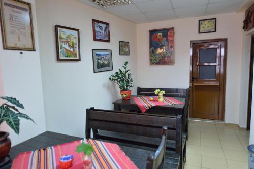 Family Hotel Varusha في فيليكو ترنوفو: غرفة طعام مع طاولتين وطاولة sidx sidx