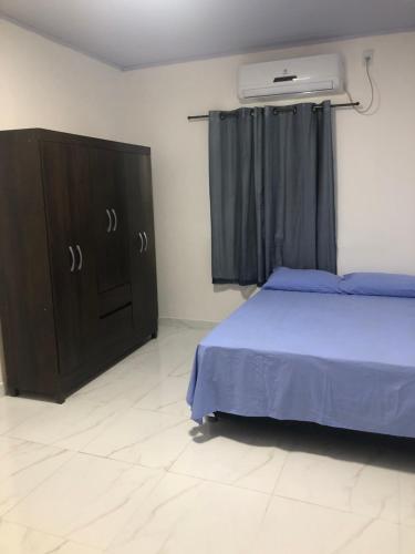 1 dormitorio con 1 cama y vestidor con manta azul en Apartamento bem localizado na Av.Principal, en Manaus