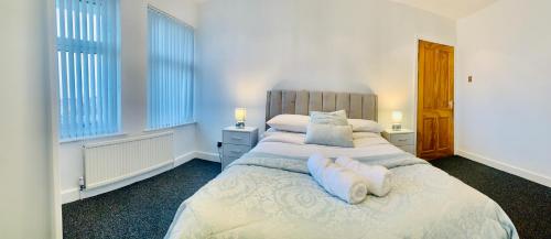 A bed or beds in a room at Stunning 3 bed residential home in Sheffield