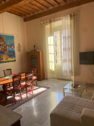 リヴォルノにあるRenovated apartment with 3 bedrooms in an historic palazzo between port and old townのリビングルーム(テーブル、ソファ付)
