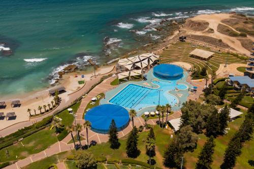 una vista aérea de una piscina junto al océano en Resort Hadera by Jacob Hotels en H̱adera