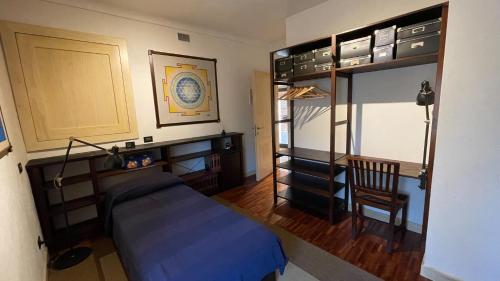 מיטה או מיטות קומותיים בחדר ב-Cameloth B&B