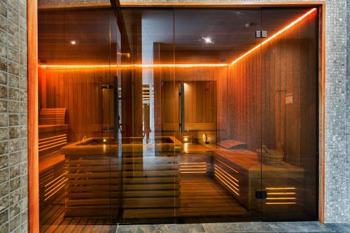 een badkamer met een bad en een glazen wand bij Apart Park 303 RUBUS in Świnoujście