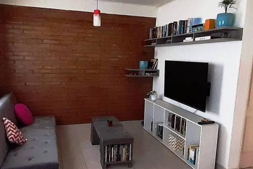 sala de estar con Tv LED en 7 GIRASOLES a 4 cuadras del mar en Puerto Madryn