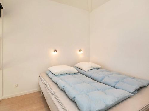 Cama o camas de una habitación en Two-Bedroom Holiday home in Hals 17
