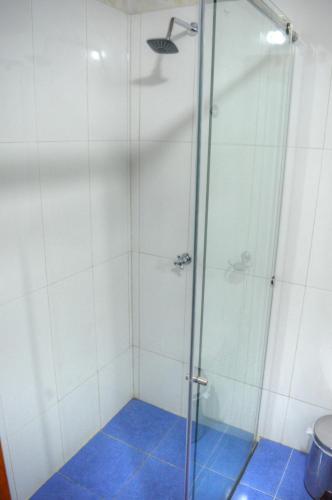 a bathroom with a shower with a glass door at Casa Serrano - Calle Real 5 in Mompós