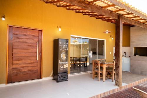 Casa con puerta de madera y comedor en Casa com Piscina Armação de Búzios, en Búzios