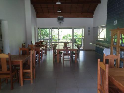 une salle à manger avec des tables et des chaises en bois dans l'établissement POUSADA VILA DO BIRIBIRI, à Diamantina