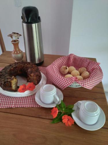 ディアマンティーナにあるPOUSADA VILA DO BIRIBIRI EXCLUSIVAMENTE DENTRO da VILA DO BIRIBIRIのテーブルの上に食べ物の皿が置かれたテーブル