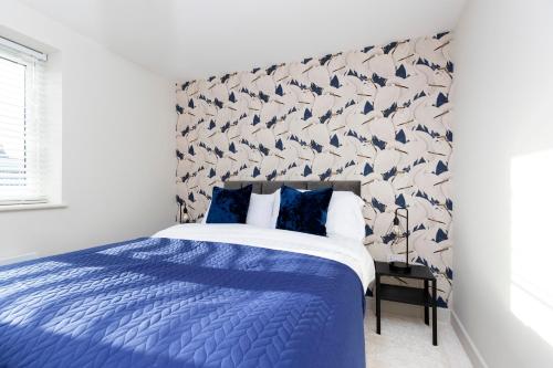 een slaapkamer met een bed met een blauw dekbed bij Avery House 1 - One Bedroom with Outdoor Terrace in Darlington