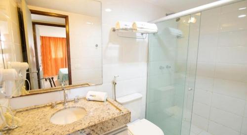 若昂佩索阿的住宿－Imperial Suítes，浴室配有卫生间、盥洗盆和淋浴。
