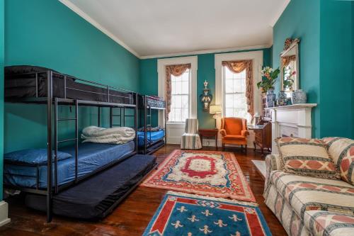Photo de la galerie de l'établissement Cheerful Historical Mansion 8-bedroom Vacation Home in Derby City, à Louisville
