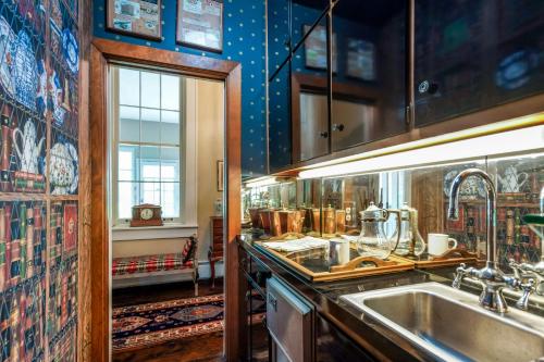 kuchnia ze zlewem i dużym oknem w obiekcie Cheerful Historical Mansion 8-bedroom Vacation Home in Derby City w mieście Louisville