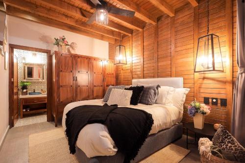 Llit o llits en una habitació de Hotel Casamada