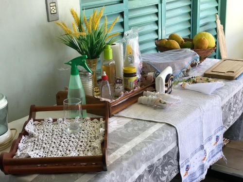 uma mesa com uma bandeja com garrafas e copos em hospedagem casa da wal quarto suíte em Goiás