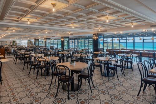 a dining room filled with tables and chairs at Jacob Resort Hadera in H̱adera