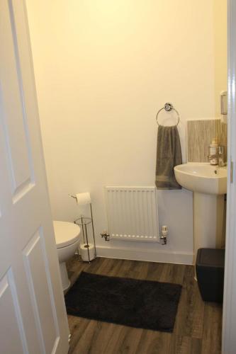 Ένα μπάνιο στο Penelope Maison - London in 50 Mins, Free Parking, 1 BDRM Home