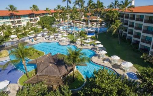 Marulhos Resort في بورتو دي غالينهاس: اطلالة جوية على منتجع مع مسبح