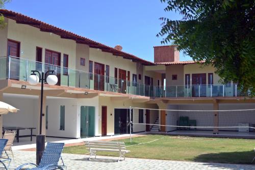 un edificio con patio y sillas en un patio en Chácara de Serra! en Tianguá