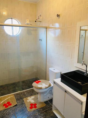 a bathroom with a toilet and a sink at Chácara Cateto in Socorro