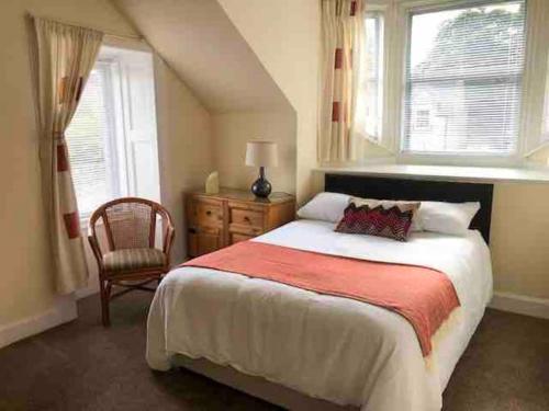 スターリングにあるAllerton - Victorian Character Home in Stirlingの大きなベッドと窓のある寝室