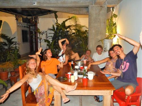 伊基托斯的住宿－內夫迪塔旅館，一群人坐在桌子旁