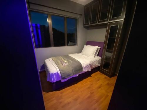 Postel nebo postele na pokoji v ubytování Putra Villa Condo