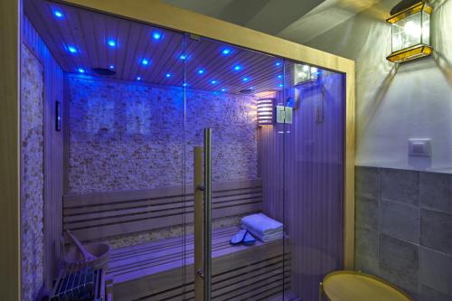 ハランディージャ・デ・ラ・ベラにあるCasa Rural Planeta Veraのバスルーム(紫色の照明付きのシャワー付)