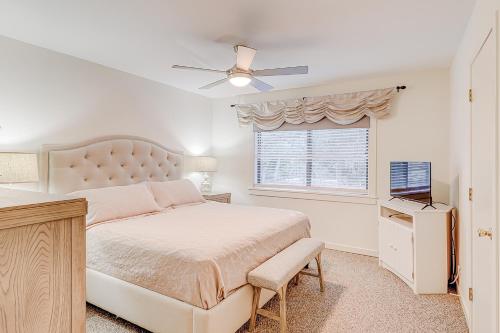 Postel nebo postele na pokoji v ubytování Racquet Club Villas 2361