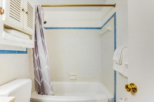 オーシャンシティにあるRoyal Palm Court B5のバスルーム(白いバスタブ、トイレ付)