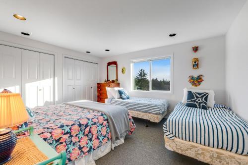 1 dormitorio con 2 camas y ventana en Salt & Seagrass, en Long Beach