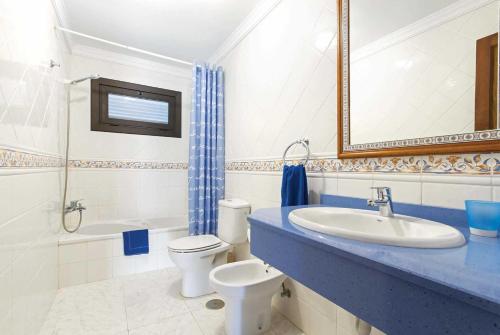 プエルト・デル・カルメンにあるCency IIのバスルーム(洗面台、トイレ、鏡付)
