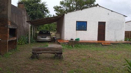 un coche aparcado frente a una casa blanca en Casa Teresa, en Aguas Dulces