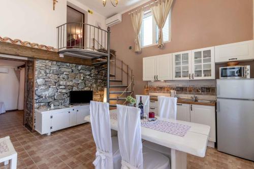 cocina con mesa y pared de piedra en Apartments Vintage en Banjol