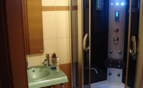 W łazience znajduje się zielona umywalka i prysznic. w obiekcie Holiday house in Vrbnik with sea view, terrace, air conditioning, W-LAN 3672-1 w mieście Vrbnik