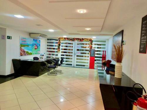 biuro z biurkiem i krzesłami w pokoju w obiekcie FLAT 134 - Imperial Flat Tambaú Nobile, beira-mar em João Pessoa w mieście João Pessoa