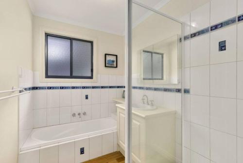 Vannituba majutusasutuses Phillip Island Time - Large home with self-contained apartment sleeps 11