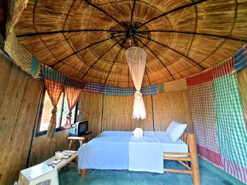 A bed or beds in a room at Saengcha Farm Resort