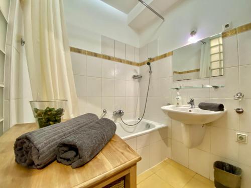 Kúpeľňa v ubytovaní Downtown Vibe-Király II apts w private balcony
