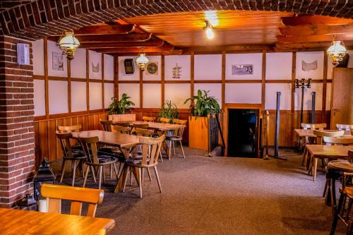 ein Restaurant mit Tischen und Stühlen in einem Zimmer in der Unterkunft Gasthaus Heiko Sieb in Wischhafen