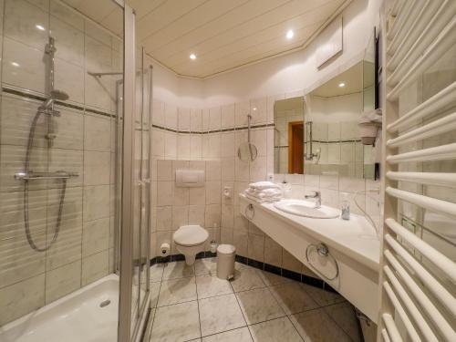 La salle de bains est pourvue d'une douche, d'un lavabo et de toilettes. dans l'établissement Gasthaus Heiko Sieb, à Wischhafen