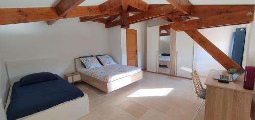 une chambre avec un lit et une chaise dans une pièce dans l'établissement Maison calme et rénovée 