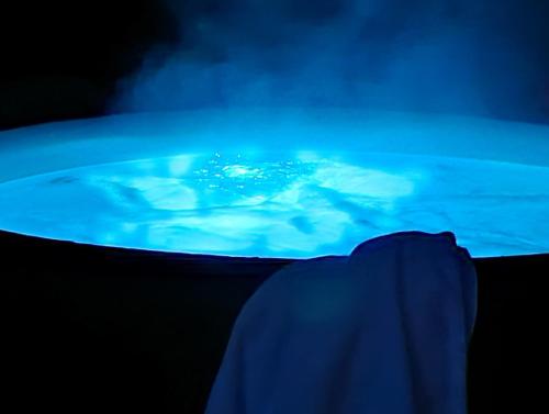 a person in a pool of blue water at Gästehaus am Kattensteert in Borchel