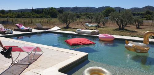 صورة لـ Villa avec piscine 14 couchages في Charleval