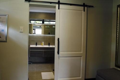 Ein Badezimmer in der Unterkunft The Guesthouse 6 on Vrede