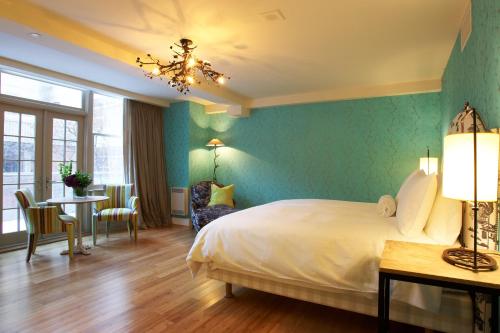 una camera d'albergo con letto, tavolo e sedie di The Ivy at Verity a Toronto