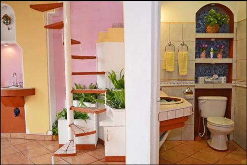 een badkamer met een wastafel en een toilet in een kamer bij Welcome to Casa Viva Mexico 3-bedrooms 2-bathroms 6-Guests close to Shoping Center & Beach in Tijuana