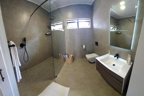 Ein Badezimmer in der Unterkunft The Guesthouse 6 on Vrede