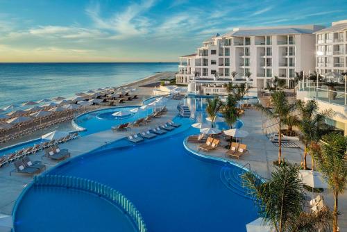 z góry widok na ośrodek z basenem i ocean w obiekcie Playacar Palace - All Inclusive w mieście Playa del Carmen