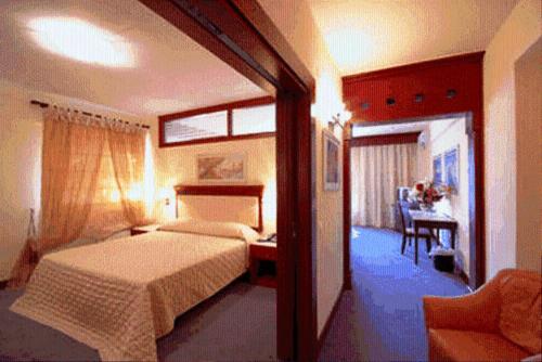 Säng eller sängar i ett rum på Crithoni's Paradise Hotel